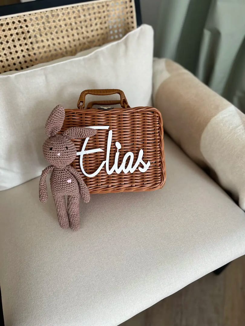 Proutěný kufřík se jménem - hnědá