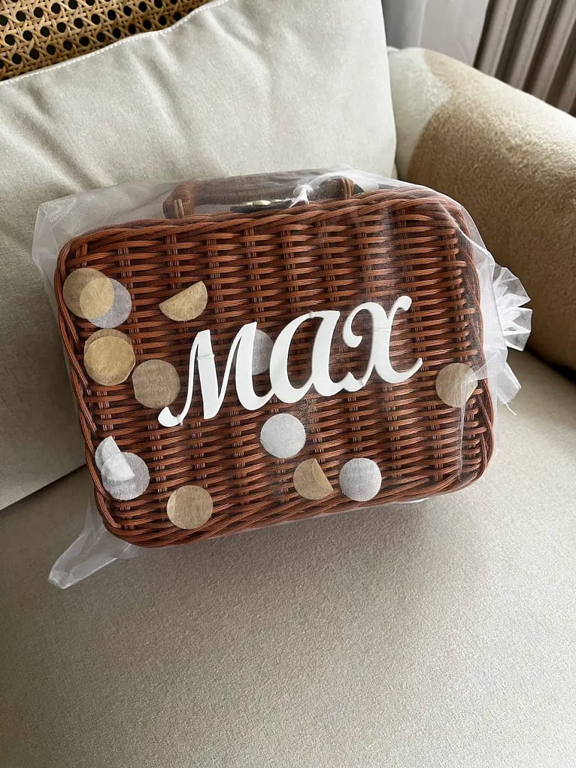 Proutěný kufřík se jménem - hnědá - Obrázek 4