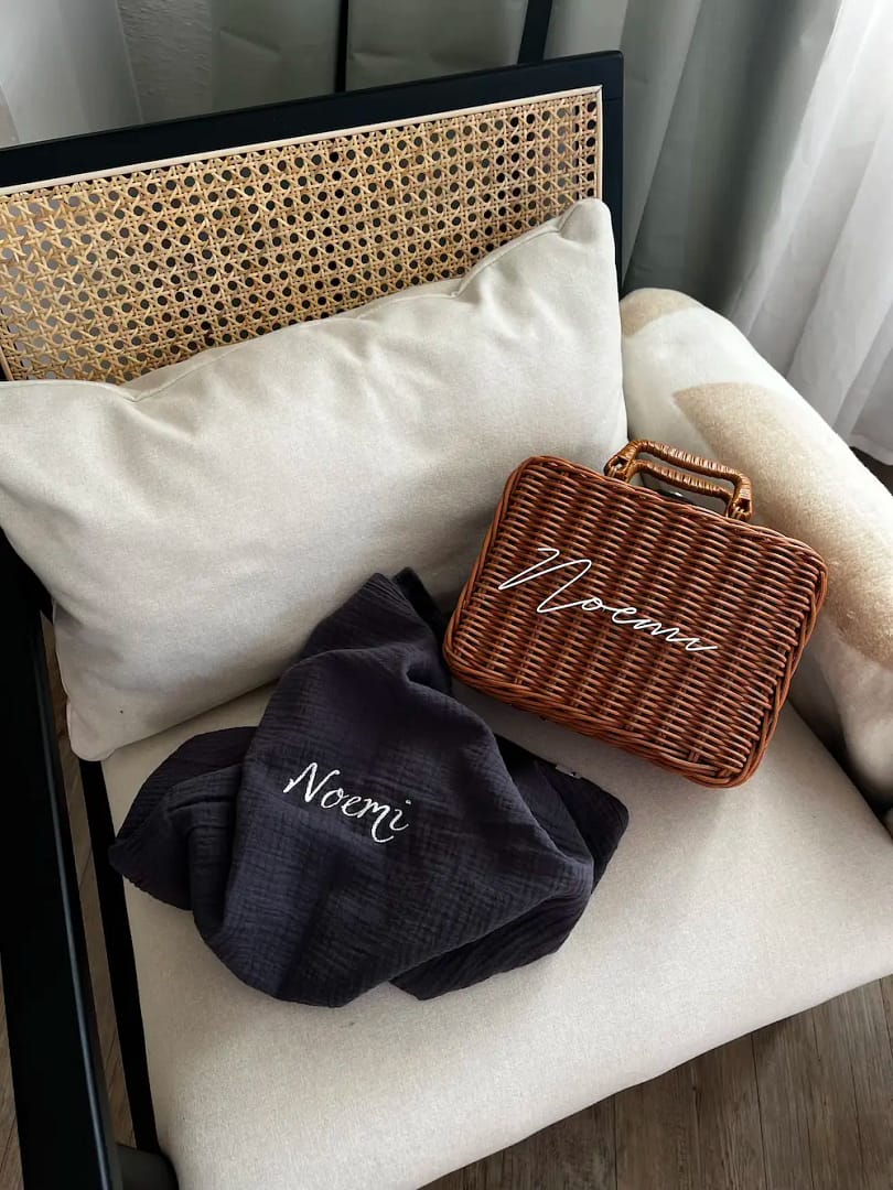 Proutěný kufřík se jménem - hnědá - Obrázek 3