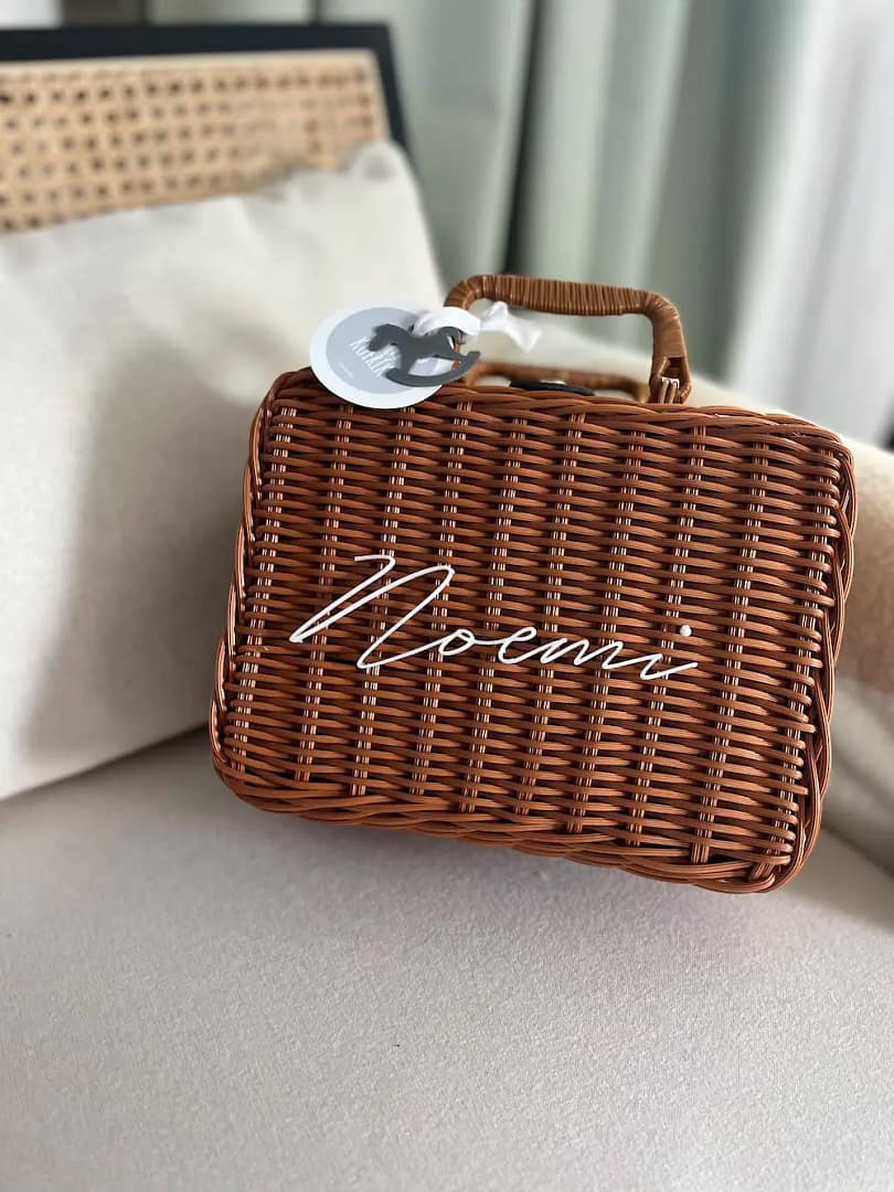 Proutěný kufřík se jménem - hnědá - Obrázek 5