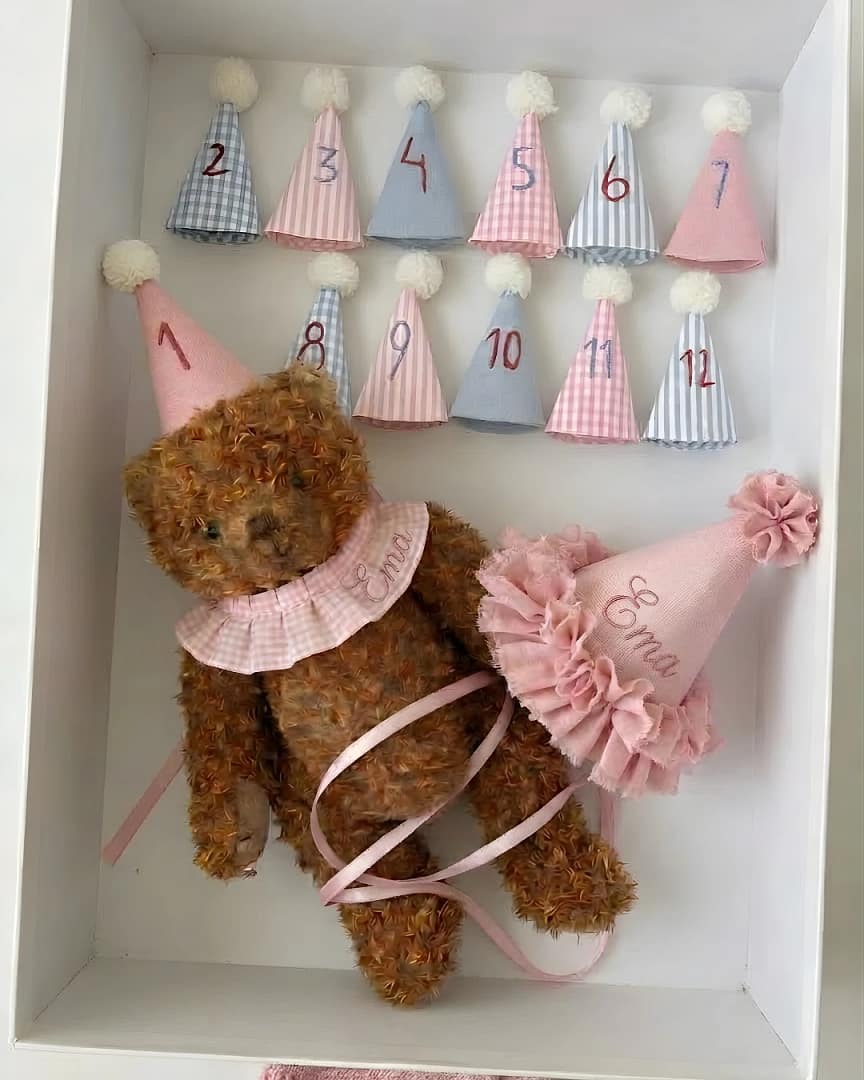 medvídek k prvním narozeninám s čepičkou pro holčičku. Milníkové kartičky