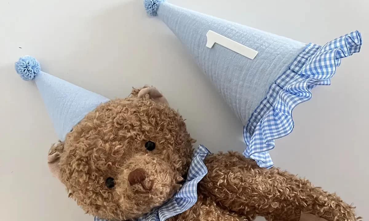 medvidek-mame-darkova-sada-krabice-inicialy.jpg medvídek k prvním narozeninám s čepičkou